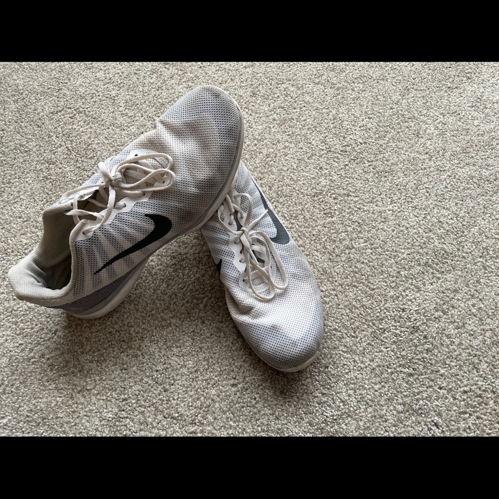 Tennis shoes
